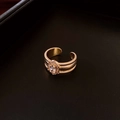 Vue macro de la bague nervurée plaquée or avec une pierre centrale ovale et halo de cristaux - 31# Bague-Or-Blanc-Plaqué or véritable