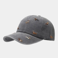 Dettaglio cappello baseball in cotone grigio scuro con ricami di bassotto creativi - Grigio