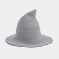 Detalle del sombrero de bruja de punto gris claro con costuras finas y punta curvada - M (56-58cm) / Gris claro