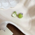 Dettaglio di orecchini a lobo in smalto verde a forma di mela con foglie d'argento - Clip a Forma di Mela Verde