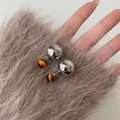 Détail de la boucle d'oreille double boule avec oeil de tigre et sphère en argent - Style Double Boule Asymétrique Argent Brillant