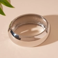 Nahaufnahme eines silbernen geometrischen Armreifs mit polierter Oberfläche und Scharnier - Glänzender Offener Armreif / Silber