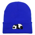 Nahaufnahme der Panda-Stickerei auf einer blauen Strickmütze mit Umschlag für den Winter - 54-60cm / Königsblau