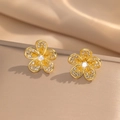 Pendientes de flor dorada de cinco pétalos con circonitas sobre fondo de seda suave - Pendientes de Flor de Durazno (237金色桃花耳钉) / Dorado