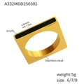 Detailansicht eines quadratischen Goldrings aus Edelstahl mit schwarzer Acryleinlage - US 6 / Gold