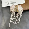 Elegante pinza para el pelo con perlas y cristales rosas con flecos y base dorada - Rosa