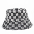 Nahaufnahme des karierten Fischerhuts aus Wolle mit schwarz-grauem Strickmuster - M (56-58cm) / Schwarz