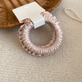Nahaufnahme des champagnergoldenen Satin-Haargummis mit elegantem Falten-Effekt auf Plüsch - Rosa (2-teiliges Set)