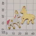 Ciondolo a forma di unicorno smaltato bianco con criniera rosa per gioielli fai da te - Unicorno Smaltato Bianco 22x27