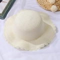 Dettaglio del cappello da sole in paglia color crema con eleganti bordi ondulati e trama intrecciata - Cappello con Bordo a Fiori / 50-52CM / Bianco
