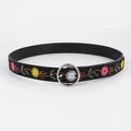Nahaufnahme des schwarzen Ledergürtels mit bunter Blumenstickerei und silberner Schnalle - Gänseblümchen-Stickerei Silberne Runde Schnalle / Schwarz