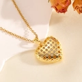 Dettaglio ravvicinato di un ciondolo a cuore placcato oro con zirconi bianchi brillanti - Stile Cuore a Graticcio Traforato Oro (T026)
