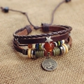 Pulsera de cuero multicapa del signo Capricornio con ágata roja y remaches punk - Capricornio