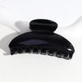Gros plan sur la pince à cheveux noire semi-circulaire en résine de style minimaliste - Noir