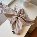 Champagnegouden satijnen scrunchie met zijdeglans en een Hand Made geweven label - Oversized / Champagne