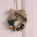 Détail d'une couronne de Noël de 16cm avec pommes de pin, cloche et nœud rayé - 33# Couronne en Rotin à Cloche en Laiton (16cm)