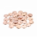 Vista macro de varios colgantes redondos de acero inoxidable oro rosa para joyería DIY - 8mm (20 unidades/paquete) / Oro rosa