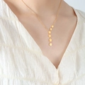 Elegante collar dorado de estrellas con cinco colgantes sobre una cadena fina - 40+5cm / Dorado