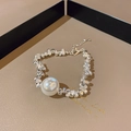 Pulsera de cuentas plateadas irregulares con una gran perla blanca y cierre mosquetón - Pulsera de Perlas con Cuentas de Plata Irregulares