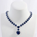 Elegante silberne Halskette mit tiefblauen, herzförmigen Zirkonia-Edelsteinen - Silber Blau Zirkonia Halskette