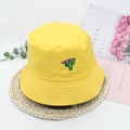Gele canvas vissershoed met cactus borduursel op een geweven mat met eucalyptusbladeren - M (56-59cm) / Geel