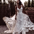 Dettaglio dell'abito da sposa in pizzo bianco con scollo a V e ricami floreali in rilievo - US 12(L) / Avorio