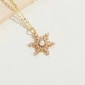 Elegante collana a fiocco di neve dorata con pendente in zircone e perla su pietra bianca - Fiocco di neve con perle e zirconi