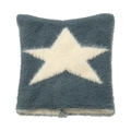 Detail eines Kissenbezugs aus weichem Kunstpelz mit blauem und weißem Sternmuster - M (56-60cm) / Grau