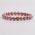 Dettaglio del bracciale di perle rosa con ciondolo traforato in oro rosa e cristalli - Lavanda