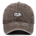 Dettaglio di un cappello da baseball in cotone lavato marrone vintage con ricamo foca - caffè