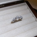 Macro di un anello di perle con zirconi in una scatola per gioielli in velluto beige - Stile a Fila di Perle Sfumate (3# Anello-Argento)