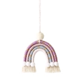 Détail d'un arc-en-ciel en macramé fait main pour voiture avec pompons et franges en coton - Violet