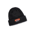 Gros plan sur un bonnet en tricot noir avec une étiquette décorative CLASSIC - M (56-58cm) / Noir