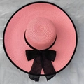 Cappello di paglia rosa a tesa larga con fiocco in nastro nero e bordo a contrasto - Taglia Unica (55-58cm) / Rosa con bordo nero