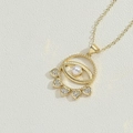 Dettaglio della collana placcata oro 14K con perla occhio del diavolo e ciondoli a cuore - Occhio del male