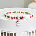 Collare natalizio per cani con stampe di regali e ciondolo Babbo Natale su base bianca - Regalo di Natale