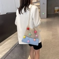 Bolso tote de punto calado en crema y azul con pompones 3D de colores para mujer - Azul