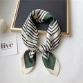 Foulard quadrato in raso 70cm con strisce a V geometriche verdi, beige e nere - 70x70cm / Verde