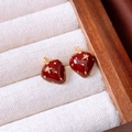 Détail de boucles d'oreilles fraise plaquées or 18K avec émail rouge et zircon étoile - Style Fraise Or Rouge (Plaqué Or 18K/Tige Argent S925)