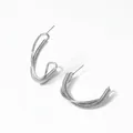 C-förmige Creolen in Silber mit einzigartigem Spiralwindungs-Design im Industrie-Stil - Federumwickelte C-Form Ohrringe / Silber (D2862)