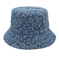 Detailansicht eines Fischerhuts aus blauem Denim mit Leopardenmuster und fester Krempe - M (56-58cm) / Dunkelblau