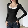 Top nero slim fit Y2K a maniche lunghe con colletto in pizzo bianco e dettagli bottoni - S / Nero