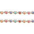 Collares de cadena con corazones dorados y piedras preciosas de colores en fondo blanco - Dorado