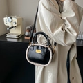 Elegante bolso de mano negro con ribete de felpa blanca y detalles metálicos dorados - Negro