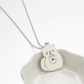 Dettaglio del ciondolo a forma di gatto con cuore su catena in acciaio inossidabile - Color Acciaio