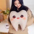 Simpatico cuscino di peluche a forma di dente sorridente tenuto in un ambiente domestico - Stile Occhi Rotondi / 20cm