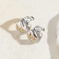 Orecchini irregolari in metallo liquido argento con trame dorate astratte - Argento Irregolare