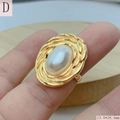 Detailansicht eines großen Perlenrings mit goldener Spiralstruktur und Größenangaben - Stil D (Spiralförmige Geflochtene Textur)