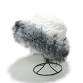 Winter gewatteerde vissershoed met grijze imitatiebontrand en warme thermische voering - M (56-58cm) / Wit