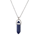 Detailopname van een zeshoekige blauwe lapis lazuli hanger aan een zilveren ketting - Lapis lazuli
